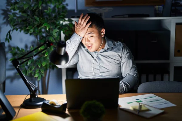 若い中国人の男性がコンピュータのノートパソコンを使用して夜に手を頭の上に誤って エラーを覚えて驚いて作業 忘れられた悪い記憶の概念 — ストック写真