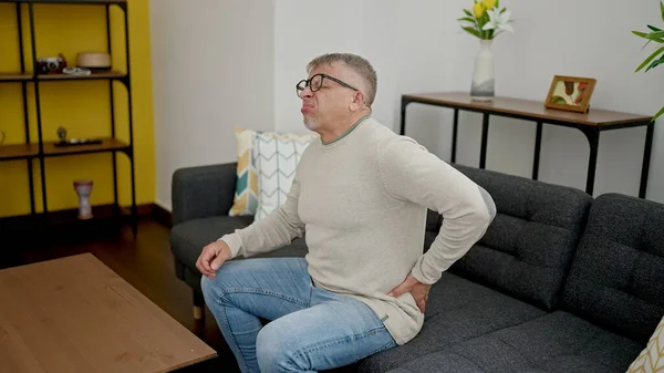 Grauhaariger Mann Mittleren Alters Leidet Unter Rückenschmerzen Wenn Hause Auf — Stockfoto