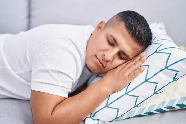 Mladý Latinský Muž Ležící Pohovce Spící Doma — Stock fotografie