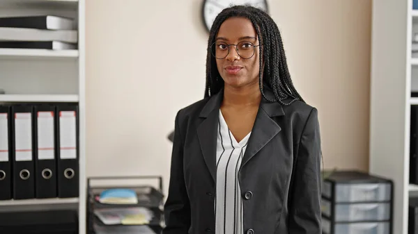 Africano Americano Mulher Trabalhador Negócios Com Rosto Sério Escritório — Fotografia de Stock