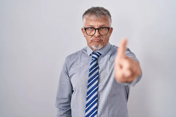 Homem Negócios Hispânico Com Cabelos Grisalhos Usando Óculos Apontando Com — Fotografia de Stock