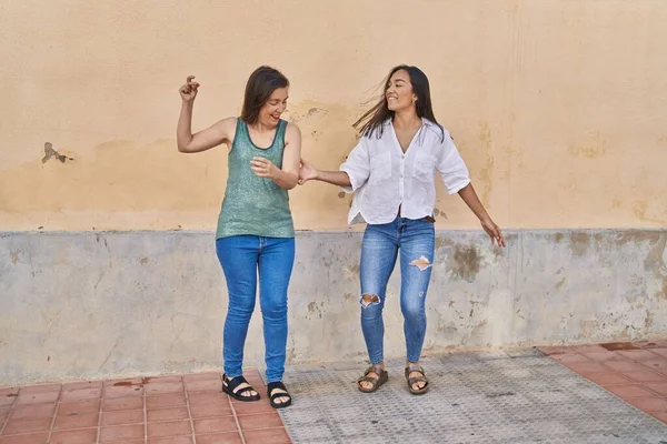 Mutter Und Tochter Lächeln Selbstbewusst Und Tanzen Auf Der Straße — Stockfoto