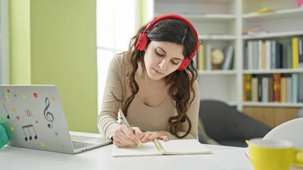 Jovem Bela Estudante Hispânica Usando Laptop Fones Ouvido Escrevendo Notebook — Fotografia de Stock