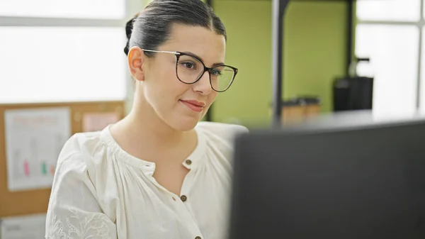 Young Beautiful Hispanic Woman Business Worker Using Computer Working Office — Stock Photo, Image