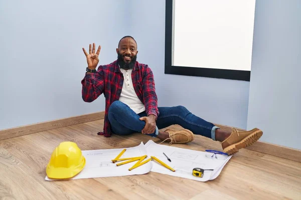 Afrikanischer Mann Sitzt Neuen Zuhause Auf Dem Boden Und Betrachtet — Stockfoto