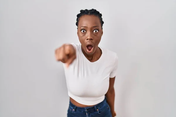 Beautiful Black Woman Standing Isolated Background Pointing Finger Surprised Ahead — Stock Photo, Image