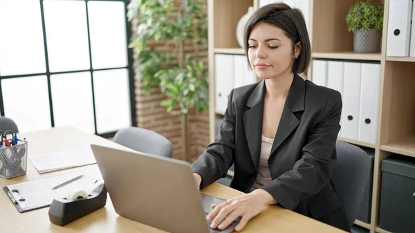 オフィスでノートパソコンを使って仕事をする若い白人女性ビジネスワーカー — ストック写真