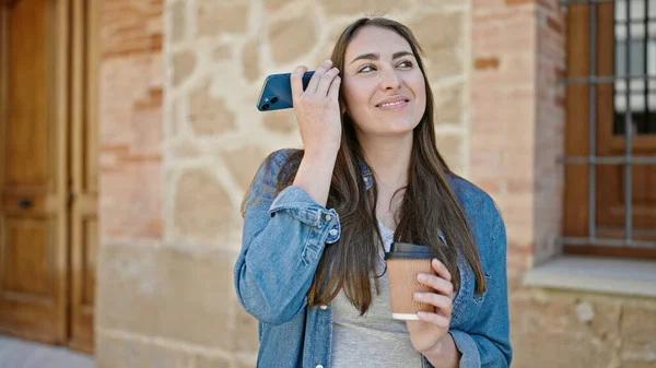 Jovem Bela Mulher Hispânica Ouvindo Mensagem Voz Por Smartphone Beber — Fotografia de Stock