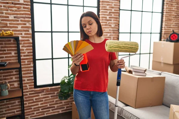 Young Beautiful Hispanic Woman Holding Paint Roller Color Test New — Stock Photo, Image