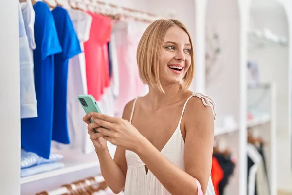 Mladá Blondýna Žena Zákazník Usměvavý Jistý Pomocí Smartphone Obchodě Oblečením — Stock fotografie