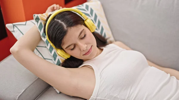 Jeune Belle Femme Hispanique Écoutant Musique Dormir Sur Canapé Maison — Photo