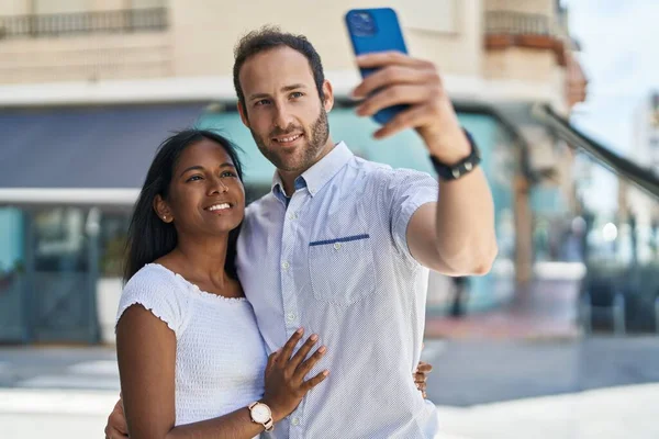 Homem Mulher Interracial Casal Fazendo Selfie Por Smartphone Rua — Fotografia de Stock