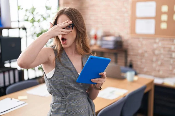 Ofiste Çalışan Beyaz Bir Kadın Gözlük Takıyor Şok Geçiriyor Yüzünü — Stok fotoğraf