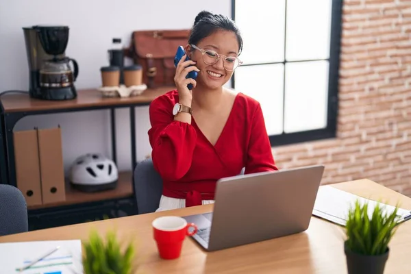 Genç Çinli Kadını Ofisteki Bilgisayarla Akıllı Telefondan Konuşuyor — Stok fotoğraf