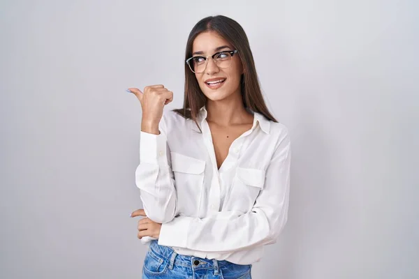 Mujer Morena Joven Con Gafas Sonriendo Con Cara Feliz Mirando —  Fotos de Stock