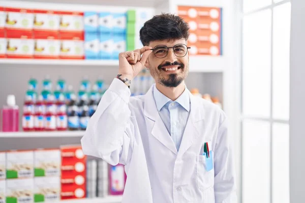 Jonge Spaanse Man Apotheker Glimlacht Vol Vertrouwen Apotheek — Stockfoto