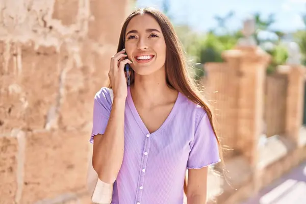 Νέα Όμορφη Ισπανόφωνη Γυναίκα Χαμογελά Αυτοπεποίθηση Μιλώντας Στο Smartphone Στο — Φωτογραφία Αρχείου