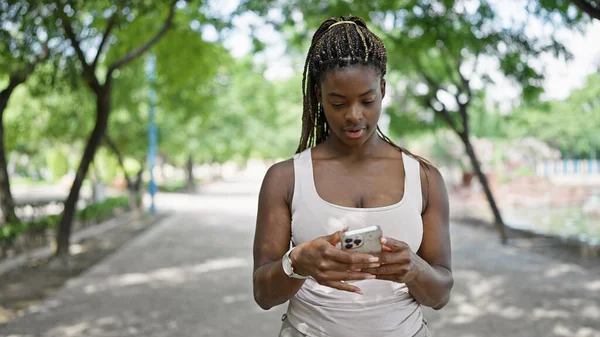 Mujer Afroamericana Usando Smartphone Con Expresión Seria Parque — Foto de Stock
