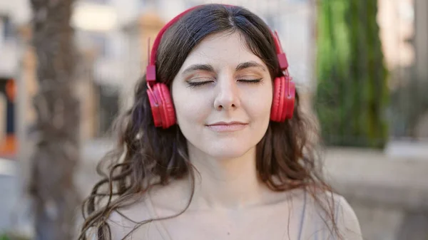 Ung Vacker Latinamerikansk Kvinna Lyssnar Musik Andas Gatan — Stockfoto