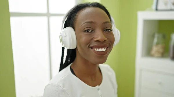 Африканская Американка Слушает Музыку Сидя Дома Столе — стоковое фото