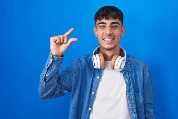 Homem Hispânico Jovem Sobre Fundo Azul Sorrindo Gestos Confiantes Com — Fotografia de Stock