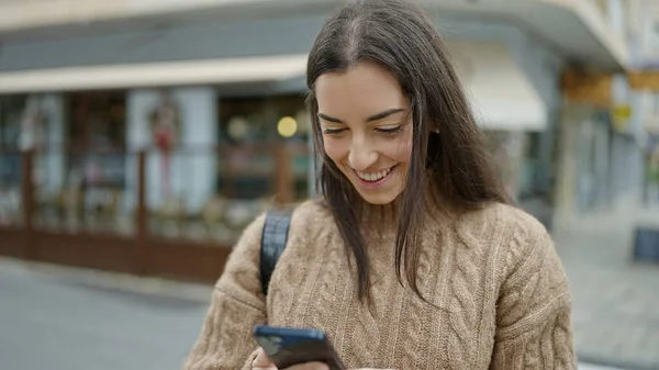 Νεαρή Όμορφη Ισπανόφωνη Γυναίκα Που Χρησιμοποιεί Smartphone Χαμογελώντας Στη Βεράντα — Φωτογραφία Αρχείου