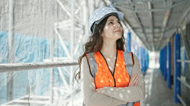 Genç, güzel İspanyol kadın müteahhit. Yüzünde rahat bir ifadeyle caddede nefes alıyor.