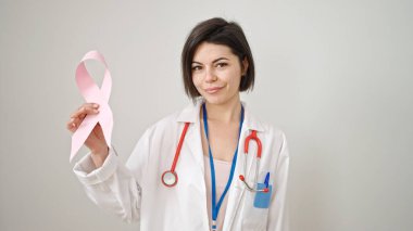 Beyaz arka planda göğüs kanseri farkındalığı olan genç beyaz kadın doktor pembe kurdele.