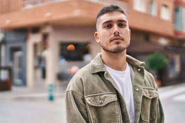 Sokakta duran gevşek yüzlü İspanyol genç adam.