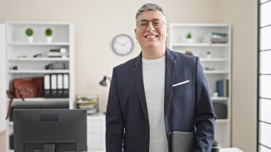 Kafkasyalı genç iş adamı ofiste kendine güvenen biri.