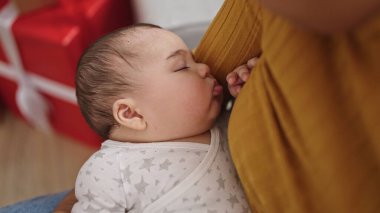 Anne ve oğlu evde Noel 'i kutlamak için kanepede uyuyor.