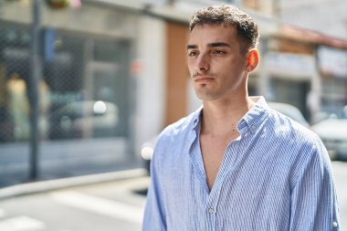 Sokakta duran gevşek yüzlü İspanyol genç adam.