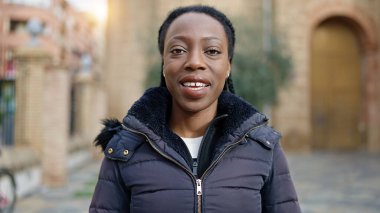 Sokakta kendine güvenen Afrikalı Amerikalı kadın gülümsüyor