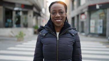 Sokakta kendine güvenen Afrikalı Amerikalı kadın gülümsüyor