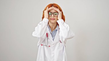 Genç kızıl saçlı kadın doktor, izole edilmiş beyaz arka plan yüzünden