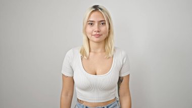 Genç, güzel, İspanyol bir kadın, kendine güvenen, izole beyaz arka planda duran.