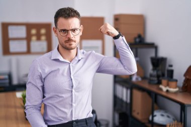 Ofisteki genç İspanyol adam. Güçlü, kol kası gösteren, kendinden emin ve gururlu biri. 