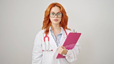 Genç kızıl saçlı kadın, beyaz arka planda pano tutuyor.