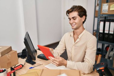 Genç Kafkasyalı iş adamı ofisteki touchpad 'i kullanıyor.