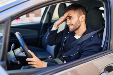 Genç İspanyol adam sokakta araba sürerken strese girdi.