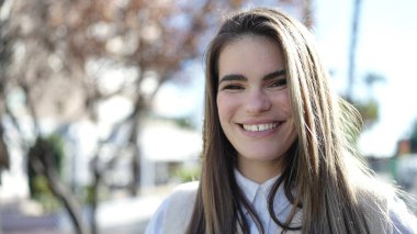 Sokakta kendine güvenen güzel İspanyol kadın.