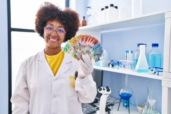 Joven Mujer Afroamericana Que Trabaja Laboratorio Científico Sosteniendo Dinero Buscando —  Fotos de Stock