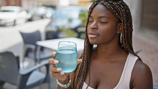 Afrikansk Amerikansk Kvinna Som Håller Glas Vatten Sittande Bordet Kaféets — Stockfoto