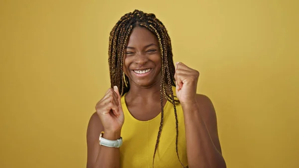 Femme Afro Américaine Souriante Confiante Debout Avec Expression Gagnante Sur — Photo