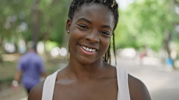 站在公园里自信地笑着的非裔美国女人 — 图库照片