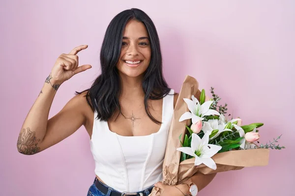 Brunette Woman Holding Bouquet White Flowers Smiling Confident Gesturing Hand — Stock Photo, Image