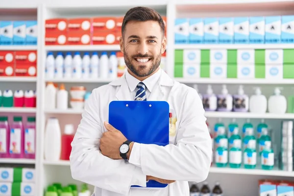 Молодий Іспаномовний Чоловік Фармацевт Посміхається Впевнено Тримає Кишеню Аптеці — стокове фото