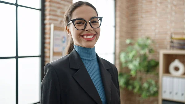Junge Schöne Hispanische Geschäftsfrau Lächelt Selbstbewusst Büro — Stockfoto