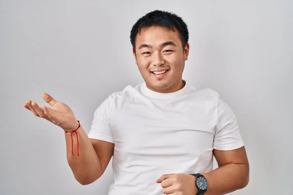 Jeune Homme Chinois Debout Sur Fond Blanc Souriant Gai Présentation — Photo