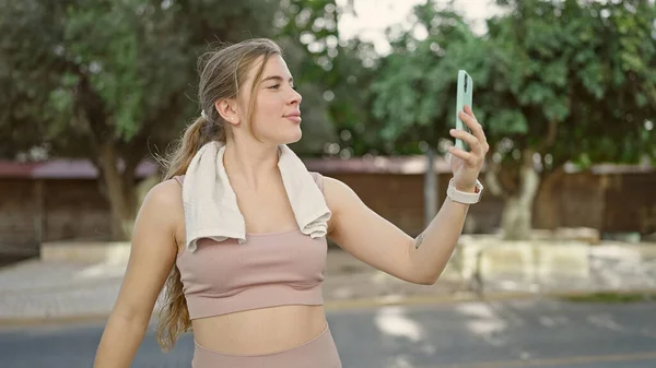 Młoda Blondynka Noszenie Odzieży Sportowej Zrobić Selfie Przez Smartfona Parku — Zdjęcie stockowe